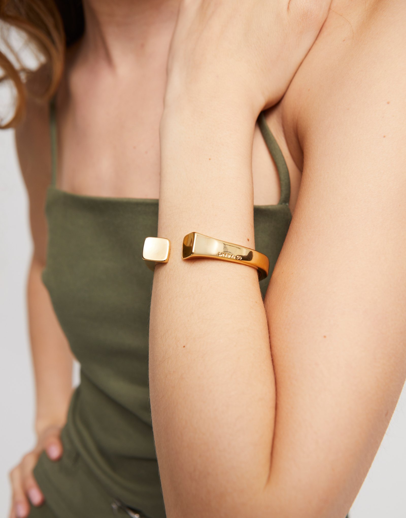 Pulsera rígida bañada oro 18k acabado liso y forma cuadrada, Dorado, large thumbnail